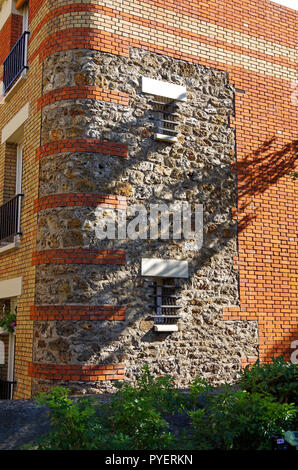 Parigi, Francia, i dettagli del tardo ottocento appartamento edificio rifinito in giallo e rosso cotto, rough-cast di pietra, con eleganti balconi in ferro battuto Foto Stock