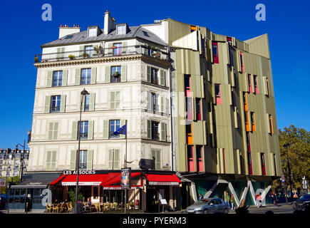 Il Café bar ristorante les Associes, nelle tradizionali Parigi XIX secolo edificio del XIX secolo con ultra-moderno edificio condividendo il suo sito dell'isola Foto Stock