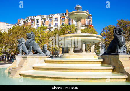 La Place Félix Eboué, Parigi, fondamentalmente una grande rotatoria, nel suo centro, una grande fontana circolare che include otto grandi sculture di leoni Foto Stock