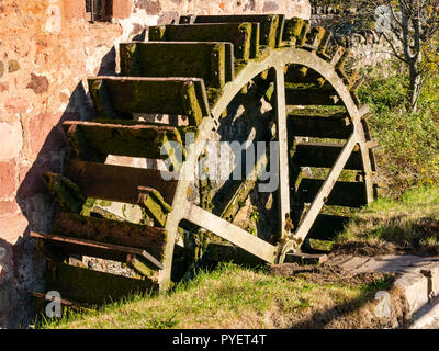 Il vecchio mulino ad acqua di muschio ruota, Preston Mill, Est Linton, East Lothian, Scozia, Regno Unito Foto Stock