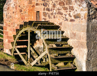 Il vecchio mulino ad acqua di muschio ruota, Preston Mill, Est Linton, East Lothian, Scozia, Regno Unito Foto Stock