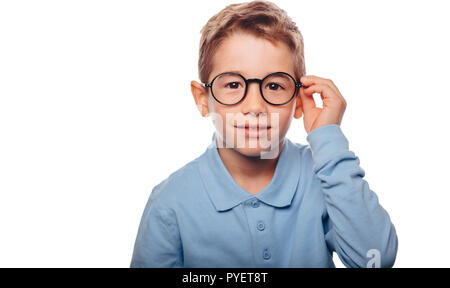 Ragazzo cucasian ajusting i suoi occhiali e guardando la telecamera su sfondo bianco. Nuovo concetto di occhiali per visione buona Foto Stock