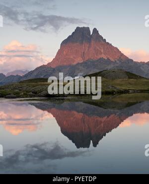 Riflessioni al tramonto del Pic du Midi D'Ossau nel Lac D Ayous Foto Stock