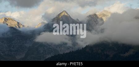 Le montagne dei Pirenei in luce meravigliosa trekking lungo il GR10 nell'Ossau Valley Foto Stock