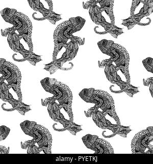 Bianco e nero acquerello chameleon seamless pattern con farfalle e fiori tropicali, ramoscelli e foglie. Botanical monocromatico illustrazione classica Foto Stock