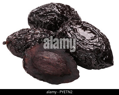 Secchi conditi essiccato o greco Halkidiki (Calcidica) olive, pila di interi con pietra, uno dimezzato, isolato su bianco Foto Stock