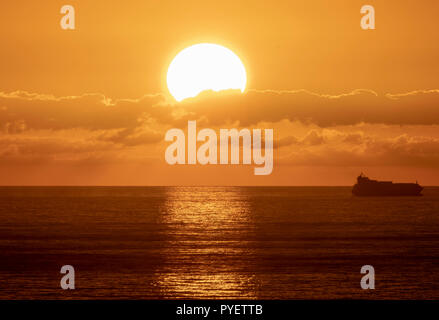 Il sole tramonta sul mare mediterraneo ed a Paphos, Cipro. Foto Stock