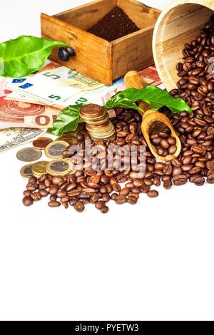 I chicchi di caffè e denaro. Il commercio equo e solidale. Vendita di caffè. Commercio di prodotti. Freschi di caffè in grani Foto Stock