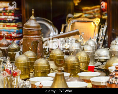 Bella rame Jezve turco di pentola e una serie di tazze di caffè. Tipico turco negozio di souvenir Foto Stock