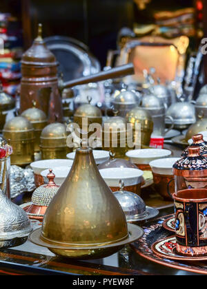 Caffè alla Turca set e Jezve sulla pentola il bazaar contatore. Tipico turco negozio di souvenir Foto Stock