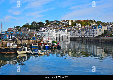 Una raccolta di piccole barche da pesca ormeggiate presso l'Harbourside nella graziosa cittadina di mare, Brixham Devon England, Regno Unito Foto Stock