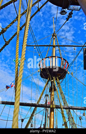 Il Golden Hind è una full size replica di Sir Francis Drake iconici nave in cui egli circumnavigare il mondo. Trova Brixham, Devon, Inghilterra, Regno Unito Foto Stock