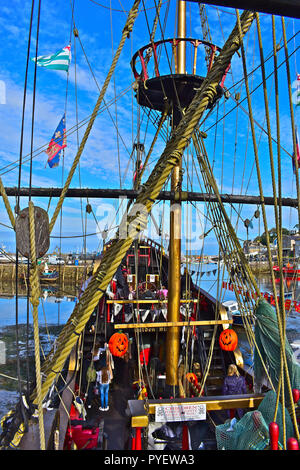 Il Golden Hind è una full size replica di Sir Francis Drake iconici nave in cui egli circumnavigare il mondo. Trova Brixham, Devon, Inghilterra, Regno Unito Foto Stock