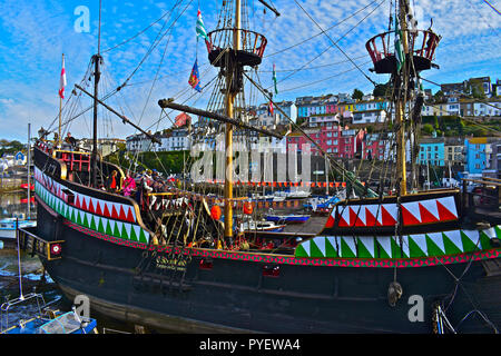 Il Golden Hind è una full size replica di Sir Francis Drake iconici nave in cui egli circumnavigare il mondo. Trova Brixham, Devon, Inghilterra, Regno Unito Foto Stock