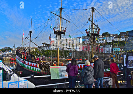 Il Golden Hind è una full size replica di Sir Francis Drake iconici nave in cui egli circumnavigare il mondo. Trova Brixham, Devon, Inghilterra, Regno Unito Foto Stock