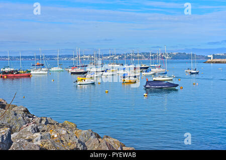 Una tranquilla vista attraverso l'ingresso al porto Birxham verso Torquay in distanza. Brixham, Devon, Inghilterra, Regno Unito Foto Stock