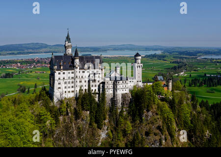 Castello di Neuschwanstein nelle Alpi Ammergau, visto da Marienbrücke, vicino Schwangau, Forggensee sullo sfondo, Allgäu, Baviera, Germania Foto Stock