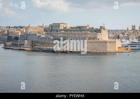 Vista della vittoriosa la città fortificata di fronte del Porto Grande di La Valletta, Malta Foto Stock