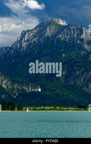 Vista sul monte Säuling e sul castello di Neuschwanstein, sul quartiere Ostallgäu, su Allgäu, sulla Baviera e sulla Germania Foto Stock