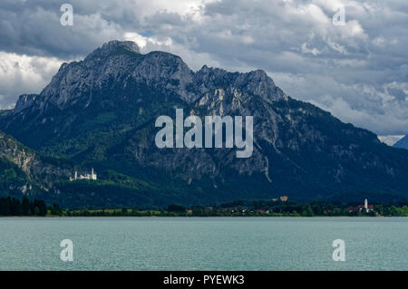 Vista sul monte Säuling e sul castello di Neuschwanstein, sul quartiere Ostallgäu, su Allgäu, sulla Baviera e sulla Germania Foto Stock