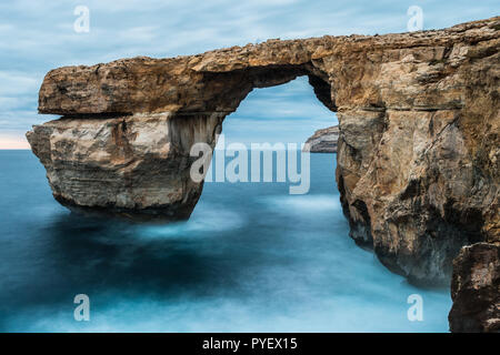 Paesaggi marini di Dwejra Gozo Azur Window, buco blu e Inland Sea Malta durante l'inverno con una lunga esposizione Foto Stock