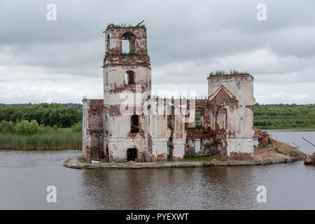 Semi-sommersa nella chiesa Krokhino, Russia Foto Stock