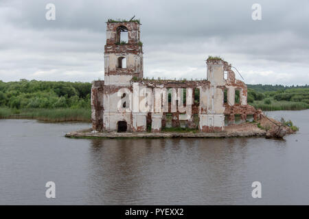 Semi-sommersa nella chiesa Krokhino, Russia Foto Stock