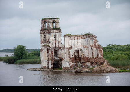 Semi-sommersa nella chiesa Krokhino, Russia Foto Stock