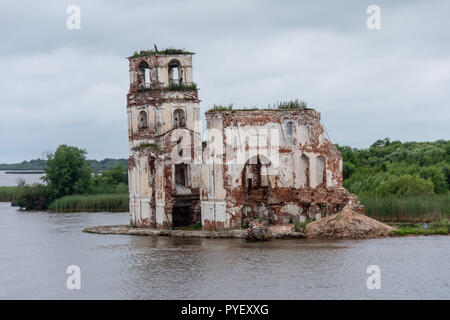 Semi-sommersa nella chiesa Krokhino, Russia Foto Stock