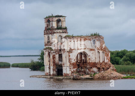 Semi-sommersa nella chiesa Krokhino, Russia Foto Stock