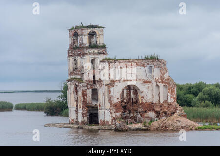 Semi-sommersa nella chiesa Krokhino, Russia Foto Stock