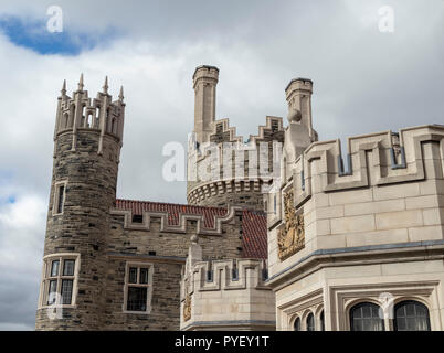 Casa Loma Revival gotico palazzo in stile e il giardino di Midtown Toronto, Ontario, Canada Foto Stock