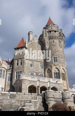 Vista della facciata, Casa Loma Revival gotico palazzo in stile e il giardino di Midtown Toronto, Ontario, Canada Foto Stock