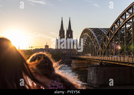 La cattedrale di Colonia e il ponte di Hohenzollern Foto Stock