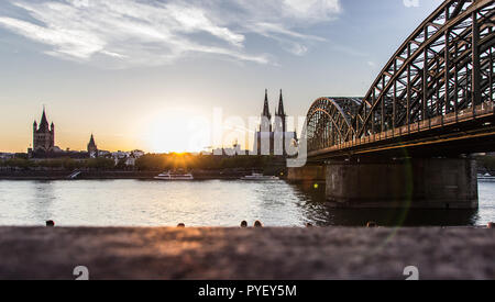 La cattedrale di Colonia e il ponte di Hohenzollern Foto Stock