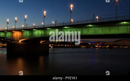 SOFT FOCUS. una vista del ponte e il duomo di Colonia dal fiume di notte. Foto Stock