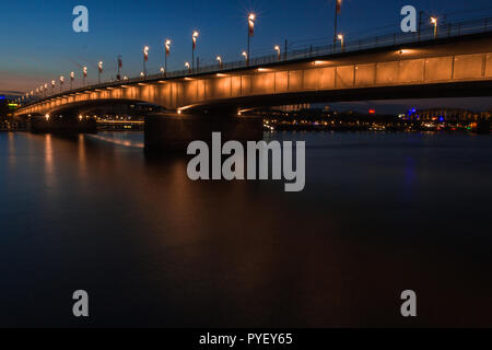 SOFT FOCUS. una vista del ponte e il duomo di Colonia dal fiume di notte. Foto Stock