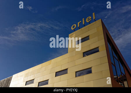 Oriel mostyn galleria elevazione posteriore con cortina ignifugo, rivestimento anti-pioggia anodizzato oro e finestre orizzontali a Llandudno nord galles uk Foto Stock