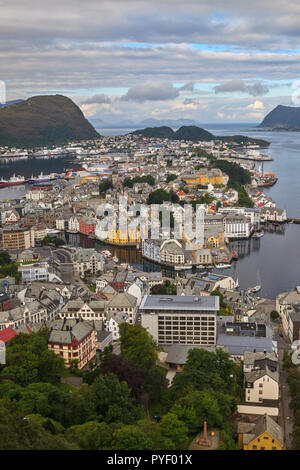 Alesund è una fiaba della città nel nord della Norvegia con i suoi edifici colorati. Foto Stock