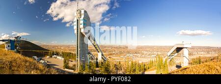 Ski Jumping Torre e ampio paesaggio panoramico del Rocky Mountain Foothills nel Parco Olimpico del Canada (COP) vicino alla città di Calgary, Alberta Foto Stock