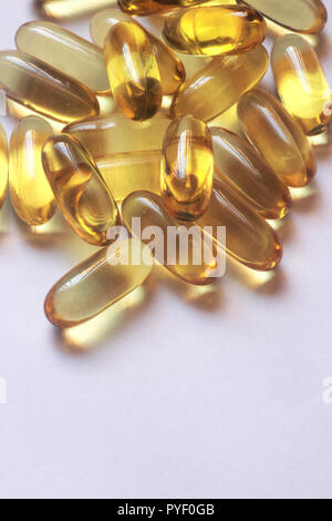 Giallo trasparente olio di pesce capsule omega 3 Foto Stock