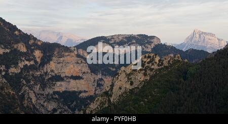 Anorama del tramonto cieli di Pena Montanesa Foto Stock