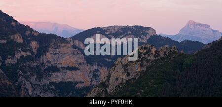 Anorama del tramonto cieli di Pena Montanesa Foto Stock