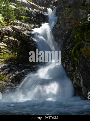 Aster scende impetuoso con acqua nella luce del pomeriggio Foto Stock