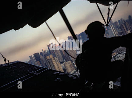 Settembre 13, 2001 - un sentiero di fumo è visibile nel cielo da covare World Trade Center, Ground Zero sito dopo il 9/11, 2001 attacchi terroristici, come terra di trinciatore su Intrepid. Foto di Gary Ell Foto Stock