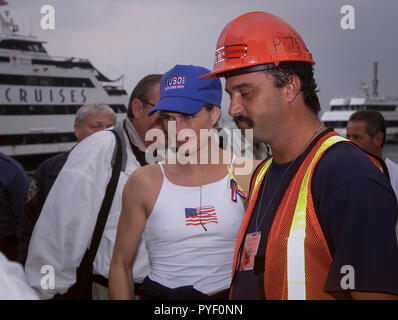 Sep 24, 2001 - attrice, Brooke Shields comfort vigile del fuoco (effettivamente firefighter comforts Brooke) a Ground Zero attraverso OSU outreach per i soccorritori. Foto di Gary Ell Foto Stock