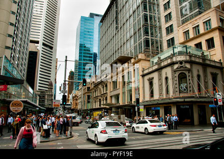 SYDNEY, Australia - Aprile 4, 2018: la vita della città su King Street Foto Stock