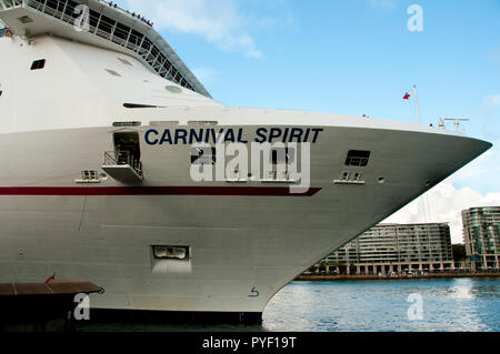 SYDNEY, Australia - Aprile 4, 2018: Carnevale spirito nave da crociera lasciando docs di Circular Quay Foto Stock