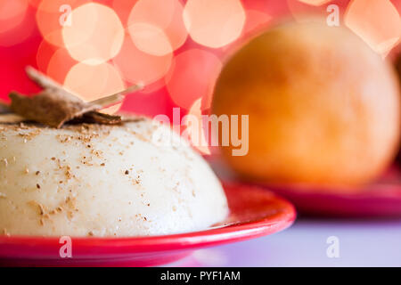 Tradizionale bunuelos colombiano (Deep formaggio fritto pane) e natilla sul Natale sfondo rosso Foto Stock