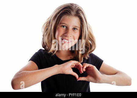 Ragazza giovane con la camicia nera isolati su sfondo bianco in amore o frustrazione pone ti amo cuore da mani sul cuore Foto Stock